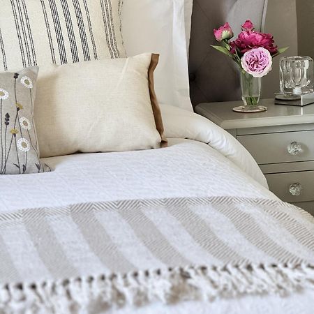 'Bramley Fall Cottage' ' On Site Ev Point - Attached Cottage,3 Separate Bedrooms -1 On Ground Level, Sleeps 6, 2 Bathrooms, Sandy Wittering Beach 8Min Drive, Rural Location, Child Friendly, Small Breed Dog Friendly, Private Parking Chichester Luaran gambar