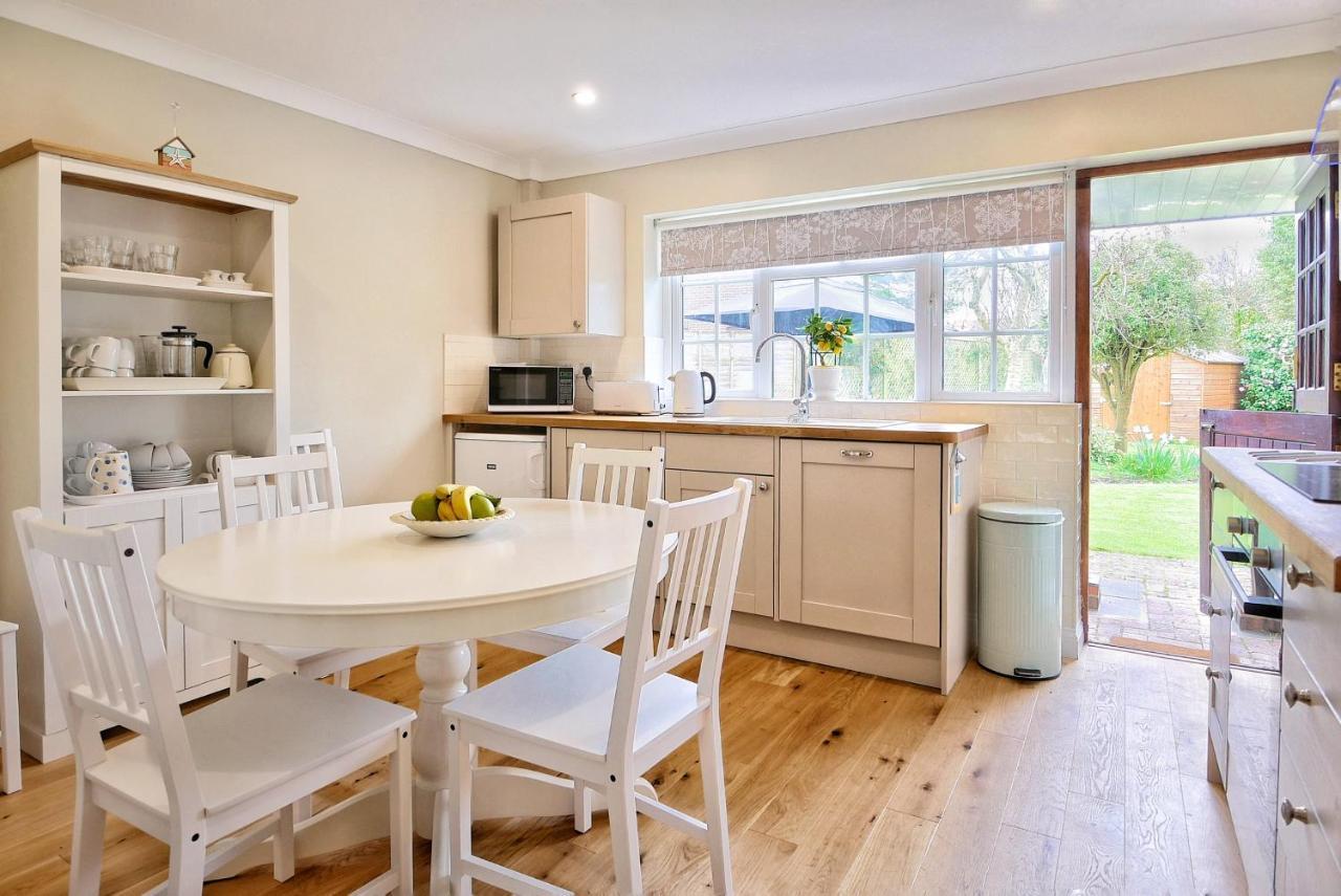 'Bramley Fall Cottage' ' On Site Ev Point - Attached Cottage,3 Separate Bedrooms -1 On Ground Level, Sleeps 6, 2 Bathrooms, Sandy Wittering Beach 8Min Drive, Rural Location, Child Friendly, Small Breed Dog Friendly, Private Parking Chichester Luaran gambar
