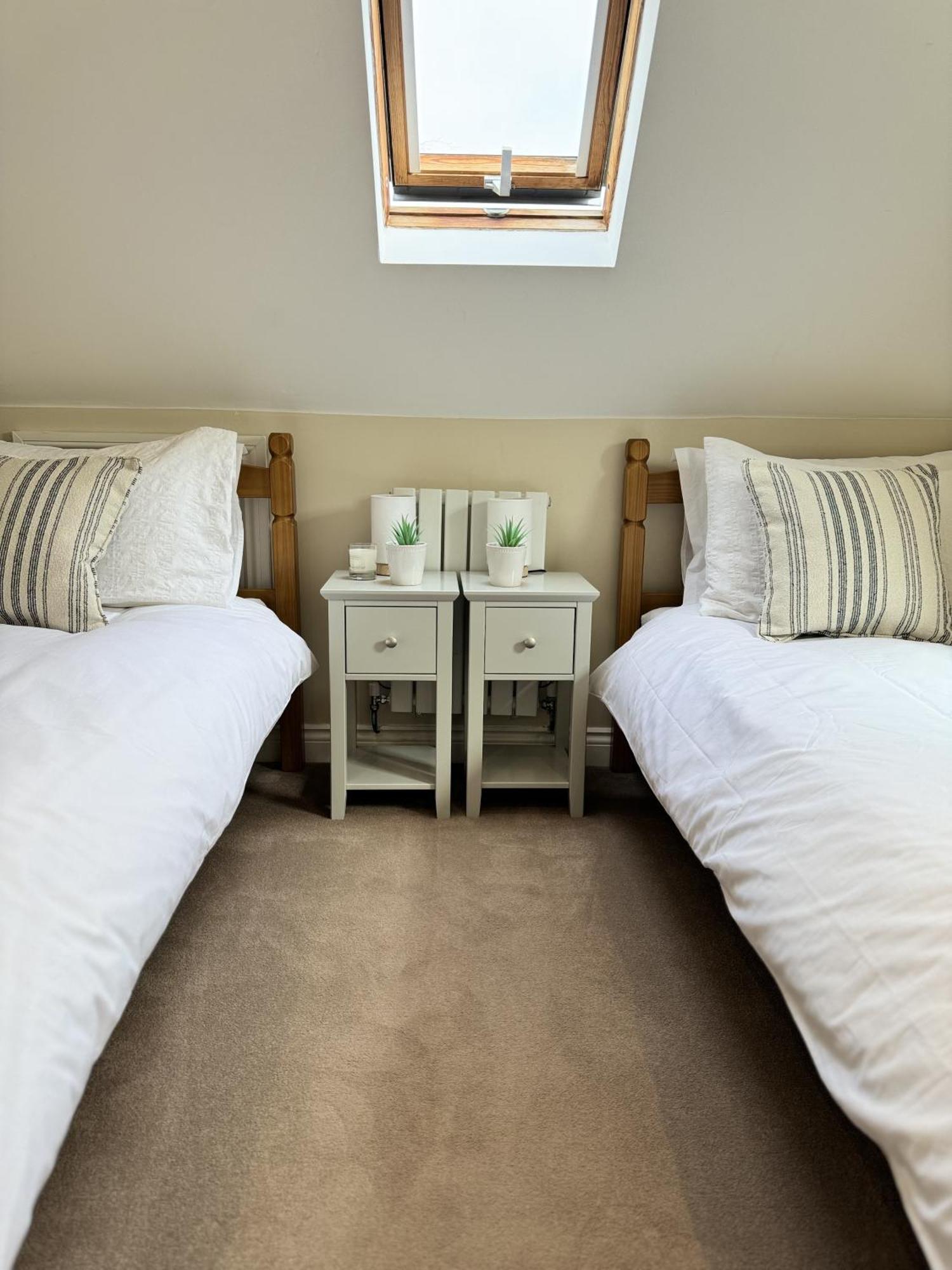 'Bramley Fall Cottage' ' On Site Ev Point - Attached Cottage,3 Separate Bedrooms -1 On Ground Level, Sleeps 6, 2 Bathrooms, Sandy Wittering Beach 8Min Drive, Rural Location, Child Friendly, Small Breed Dog Friendly, Private Parking Chichester Luaran gambar