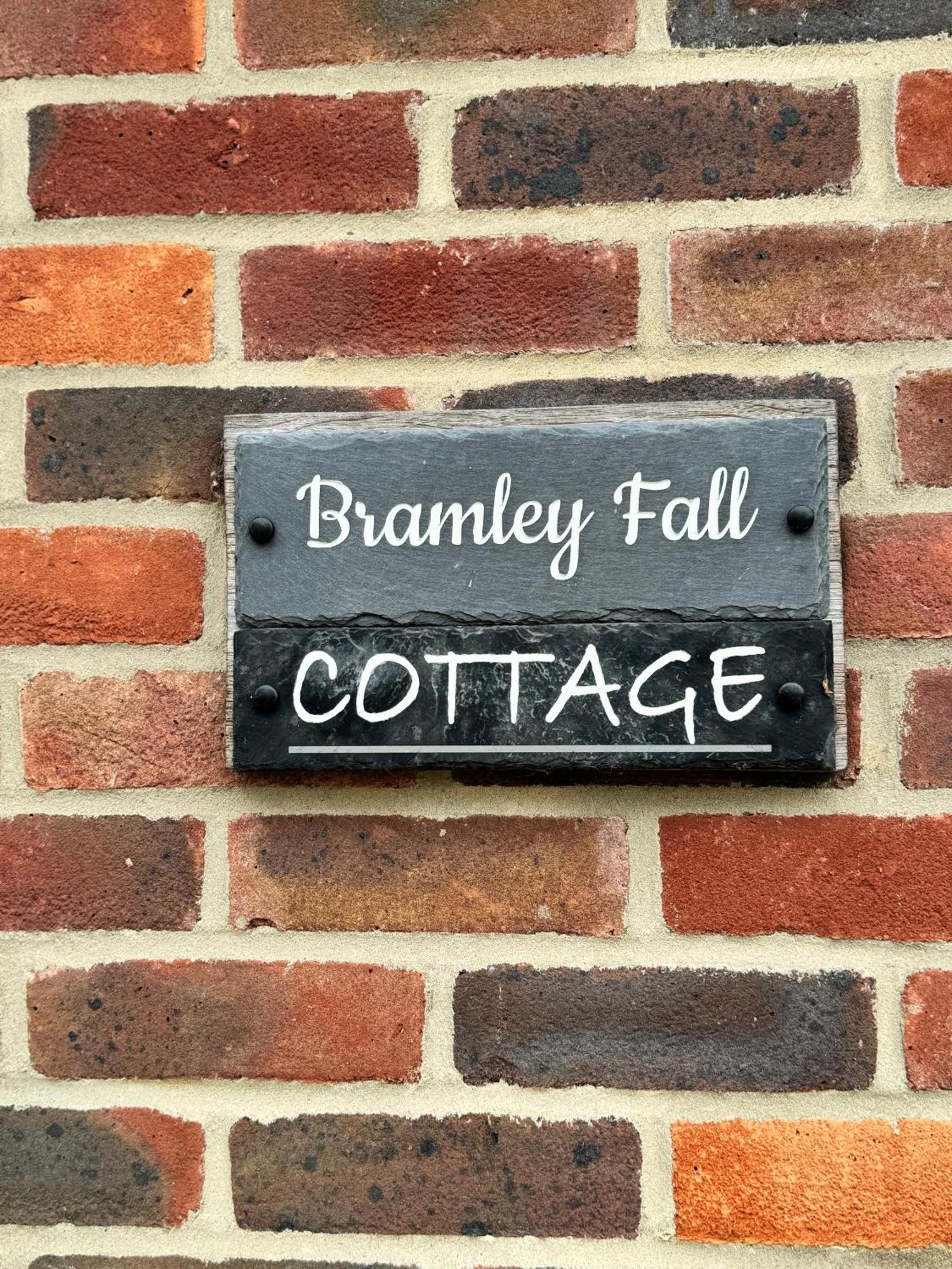 'Bramley Fall Cottage' ' On Site Ev Point - Attached Cottage,3 Separate Bedrooms -1 On Ground Level, Sleeps 6, 2 Bathrooms, Sandy Wittering Beach 8Min Drive, Rural Location, Child Friendly, Small Breed Dog Friendly, Private Parking Chichester Luaran gambar